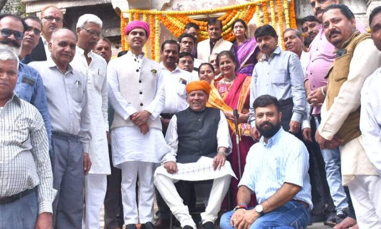 इंदौर के प्रथम शासक राव राजा राव नंदलाल मंडलोई के बलिदान दिवस पर उनकी छत्रियों पर पहुंचे सैकड़ों स्नेहीजन, समर्पित की पुष्पांजलि 1 IMG 20251103 WA0052