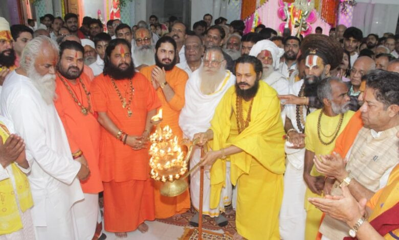 हंसदास मठ पर रणछोड़जी, टीकमजी एवं पंचमुखी हनुमानजी का सजा पुष्प बंगला 1 IMG 20251104 WA0039