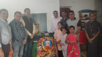 बड़वाह। विद्यार्थी बालिकाओं के साथ कांग्रेस जनों ने बाल दिवस मनाया... 5 IMG 20251114 WA0049