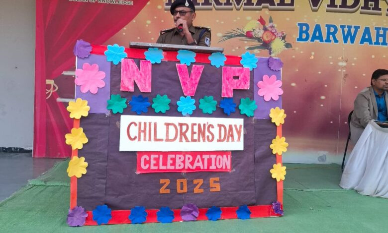 बड़वाह। विद्यालय में विद्यार्थियों ने मनाया बाल दिवस...थाना प्रभारी बलराम सिंह राठौड़ ने किया छात्रों को किया जागरूक... 1 IMG 20251115 WA0013