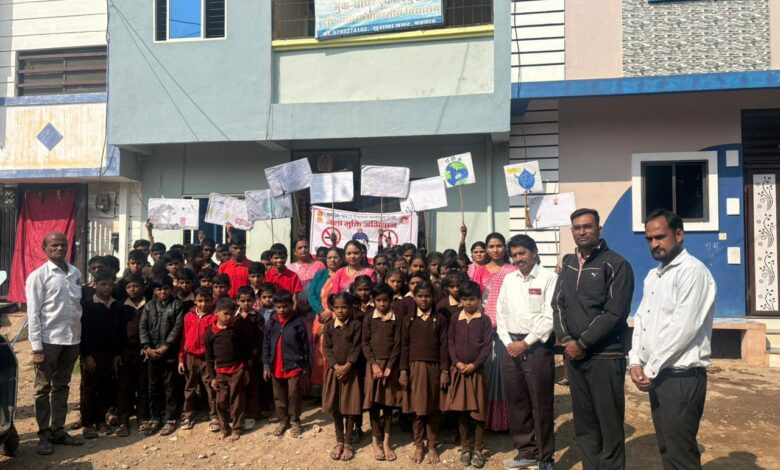 बड़वाह। मूक बधिर विद्यालय में चलाया नशा मुक्ति अभियान...बच्चों को नशे से दूर रहने की दी जानकारी... 1 IMG 20251118 WA0033