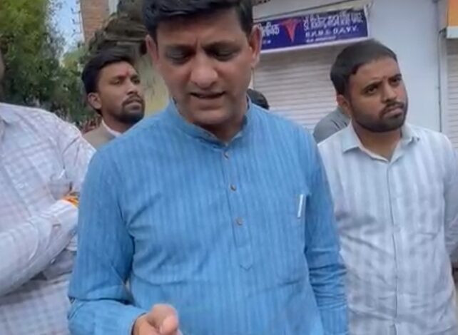 तीन महीने से लंबित रेस्टोरेशन कार्य पर महापौर ने जोनल अधिकारी और ठेकेदार को लगाई फटकार 1 IMG 20251104 175430