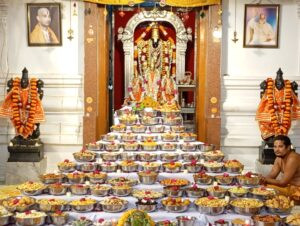 व्यंकटेश बालाजी को लगा छप्पन भोग एवं अन्न कूट महोत्सव सम्पन्न 2 IMG 20251105 200011