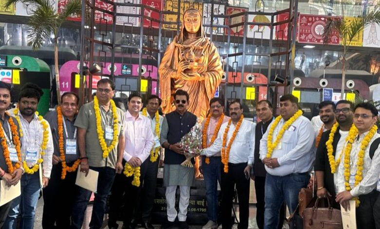 सांसद शंकर लालवानी ने फार्मा एमएसएमई प्रतिनिधिमंडल हैदराबाद रवाना 1 IMG 20251105 212142