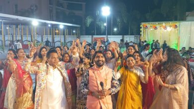 श्री अग्रसेन क्लब द्वारा अंकुट महोत्सव दीपावली मिलन समारोह में ट्रैफिक नियम व हेलमेट पहनने की शपथ 2 IMG 20251108 211925