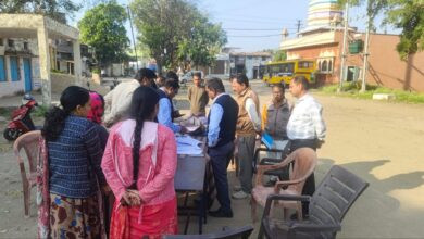 जमीनीस्तर पर कर्मचारी कर रहे दिन रात एक, सर्वे बना परेशानी, एक बार में नहीं मिल रही जानकारी। 3 IMG 20251118 194703 551