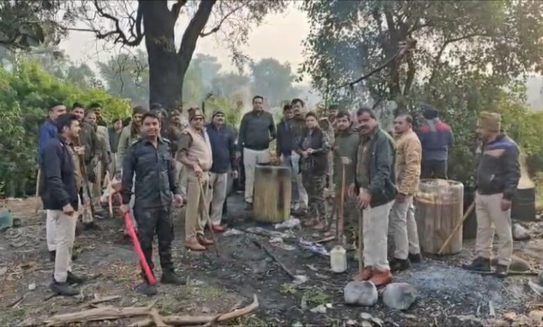 बड़वाह। बड़वाह पुलिस एवं आबकारी विभाग की संयुक्त कार्यवाही.... पांच हजार किलोग्राम महुआ लहान किया नष्ट... 1 Img 2025 11 18 21 26 47