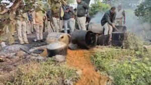 बड़वाह। बड़वाह पुलिस एवं आबकारी विभाग की संयुक्त कार्यवाही.... पांच हजार किलोग्राम महुआ लहान किया नष्ट... 2 Img 2025 11 18 21 27 18