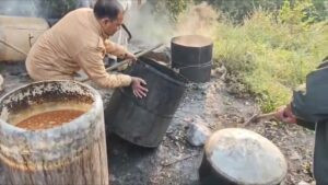 बड़वाह। बड़वाह पुलिस एवं आबकारी विभाग की संयुक्त कार्यवाही.... पांच हजार किलोग्राम महुआ लहान किया नष्ट... 3 Img 2025 11 18 21 27 52