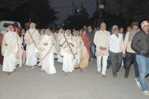 सुबह-सुबह कड़ाके की सर्दी...7 डिग्री साध्वी अमित गुणा श्रीजी एवं श्री संघ का विहार 2 WhatsApp Image 2025 11 18 at 19.47.06