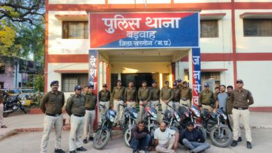 बड़वाह। पुलिस ने 4 चोरों से 6 चोरी की मोटरसाइकिल की बरामद...1 आरोपी के 18 तो दूसरे आरोपी के 10 अपराध है दर्ज... 8 IMG 20251213 WA0009