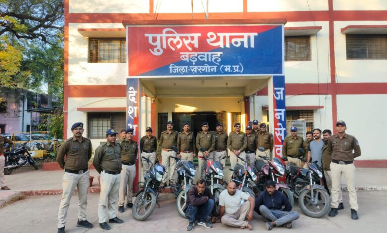बड़वाह। पुलिस ने 4 चोरों से 6 चोरी की मोटरसाइकिल की बरामद...1 आरोपी के 18 तो दूसरे आरोपी के 10 अपराध है दर्ज... 1 IMG 20251213 WA0009