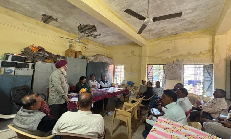 बड़वाह। विकास खंड शिक्षा कार्यालय की बैठक की संपन्न...विकास खण्ड शिक्षा अधिकारी बोले छात्रवृत्ति सहित अन्य समस्याओं का समय सीमा में करे निराकरण... 1 IMG 20251218 WA0008