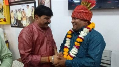 बड़वाह। नगर पालिका अध्यक्ष राकेश गुप्ता ने पत्रकार संघ के नवनिर्वाचित अध्यक्ष का साफा बांधकर किया स्वागत...साथी कार्यकारणी पदाधिकारियों का किया स्वागत... 5 IMG 20251218 WA0011