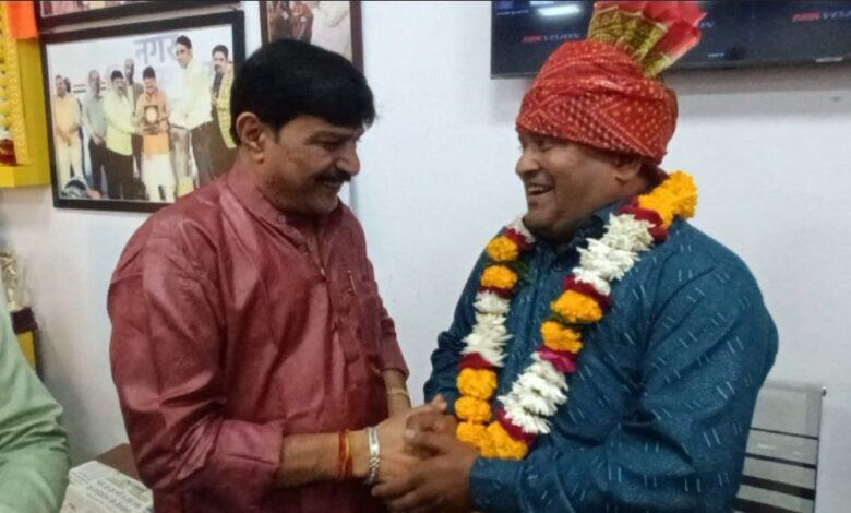 बड़वाह। नगर पालिका अध्यक्ष राकेश गुप्ता ने पत्रकार संघ के नवनिर्वाचित अध्यक्ष का साफा बांधकर किया स्वागत...साथी कार्यकारणी पदाधिकारियों का किया स्वागत... 1 IMG 20251218 WA0011