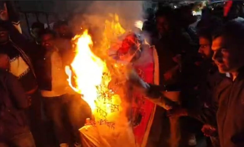 बड़वाह। बड़वाह में विहिप बजरंग दल के आक्रोशित कार्यकर्ताओं ने बांग्लादेशी प्रधानमंत्री का जलाया पुतला... 1 IMG 20251223 WA0011