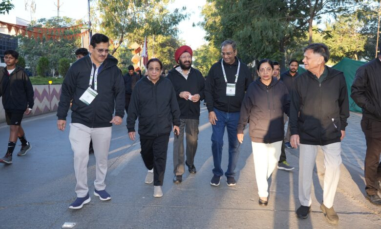 उपस्थित न्यूरोलॉजिस्ट, न्यूरोसर्जन और प्रतिभागियों ने सड़क सुरक्षा, हेलमेट उपयोग और मस्तिष्क की सुरक्षा के लिए जागरूकता बढ़ाने की शपथ 1 SAVE 20251214 091001