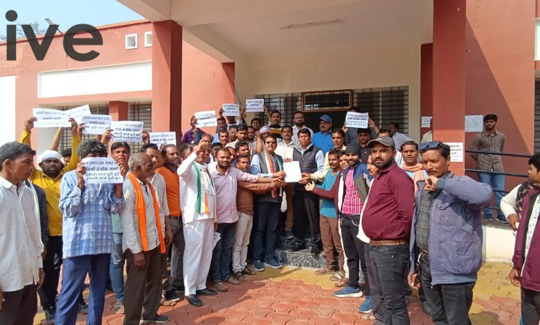 बड़वाह। बैग फैक्ट्री के कर्मचारियों ने कलेक्टर से समस्या के समाधान की मांग की... एसडीएम को सौंपा ज्ञापन... 1 IMG 20260102 WA0020