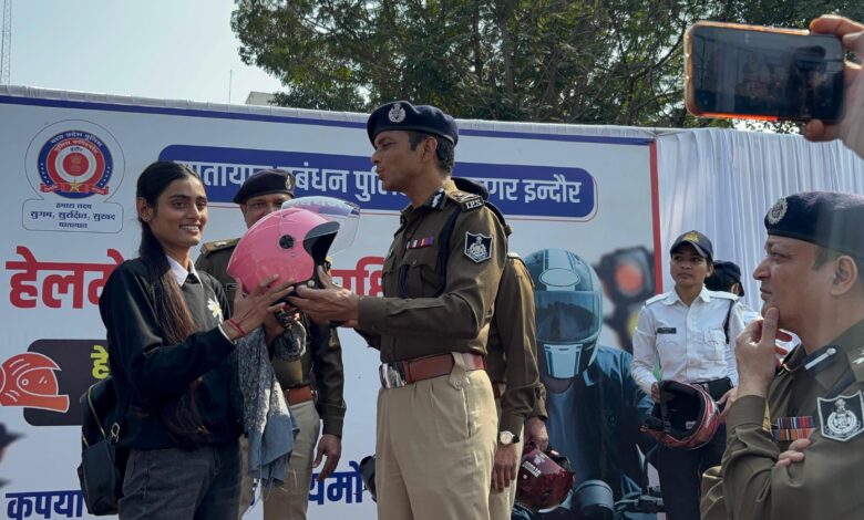 इंदौर पुलिस कमिश्नरेट द्वारा किया गया, 'हेलमेट वितरण 1 IMG 20260120 WA0128