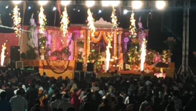 बड़वाह। बड़वाह के नर्मदा घाट पर मां नर्मदा की 108 दीपो की महाआरती के बीच गूंजे नर्मदाष्टक के स्वर...उमड़ी श्रद्धालुओं की भीड़... 2 IMG 20260122 WA0004