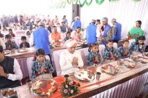 गणतंत्र दिवस पर उप मुख्यमंत्री श्री जगदीश देवड़ा ने बच्चों के साथ किया मध्यान्ह भोजन 1