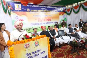 गणतंत्र दिवस पर उप मुख्यमंत्री श्री जगदीश देवड़ा ने बच्चों के साथ किया मध्यान्ह भोजन 4