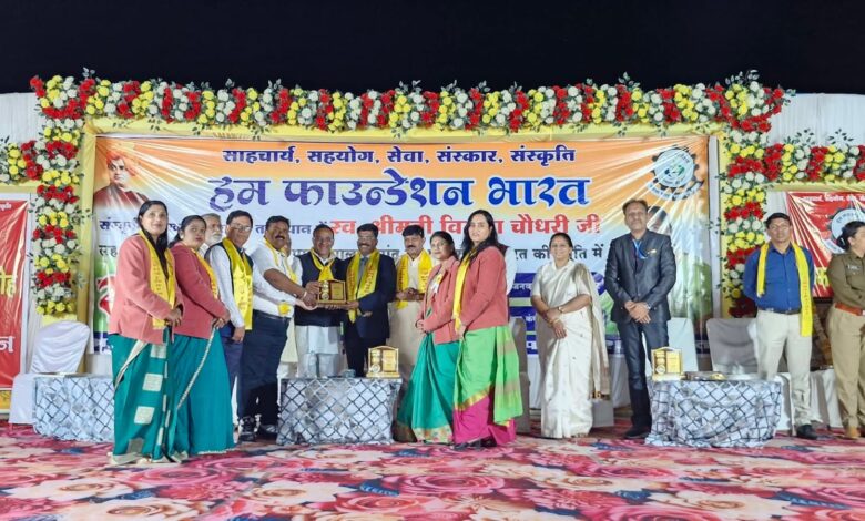 बड़वाह। प्रतिभाओं के सम्मान से गौरवान्वित हुआ शहर....हम फाउंडेशन के समारोह में विधायक सचिन बिरला की मौजूदगी में सेवादारों, पत्रकारों और खेल सितारों का हुआ सम्मान...... 1 IMG 20260201 WA0013