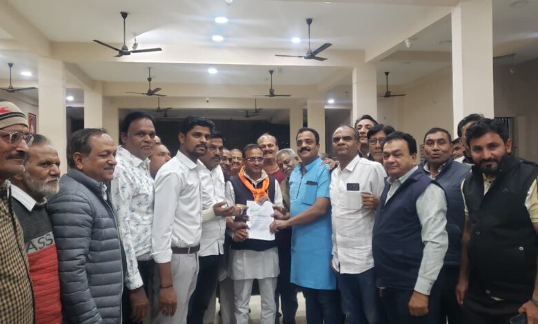 बड़वाह। बड़वाह में महेश्वर रोड़ फोरलेन चौड़ीकरण को लेकर व्यापारियों की बैठक....विधायक ने व्यापारियों की सुनी समस्या... 1 IMG 20260201 WA0016