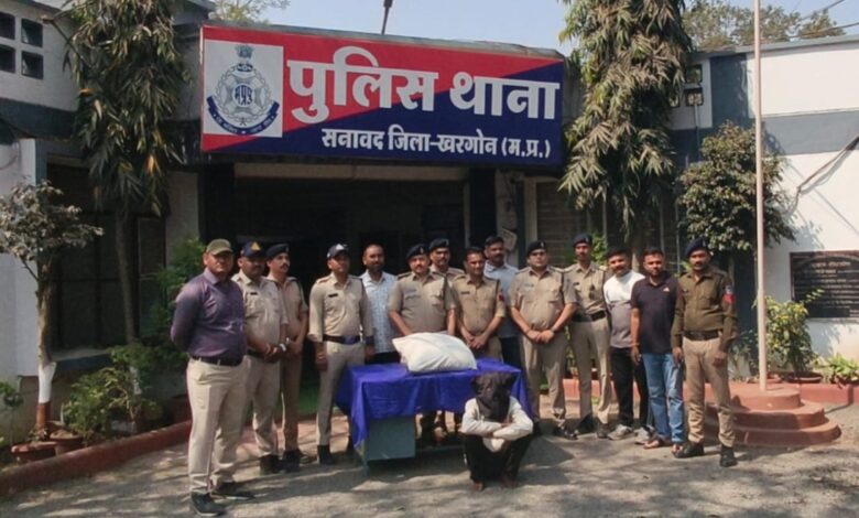 सनावद। सनावद पुलिस ने अवैध गांजा सप्लाई करने वाले आरोपी को किया गिरफ्तार....आरोपी के पास से चार किलो से ज्यादा गांजा किया जप्त... 1 IMG 20260216 WA0009