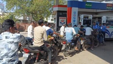 बड़वाह। बड़वाह के पेट्रोल पंपों पर वाहनों की लंबी कतार... एसडीएम बोले पेट्रोल डीजल पर्याप्त मात्रा में उपलब्ध...अफवाहों से बचने की की अपील... 2 IMG 20260325 WA0030