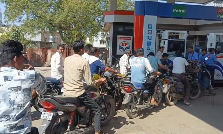 बड़वाह। बड़वाह के पेट्रोल पंपों पर वाहनों की लंबी कतार... एसडीएम बोले पेट्रोल डीजल पर्याप्त मात्रा में उपलब्ध...अफवाहों से बचने की की अपील... 1 IMG 20260325 WA0030