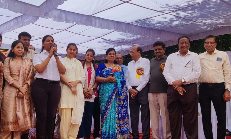 अग्रवाल परिचय सम्मेलन के मंच पर युवती पायलेट सहित पहुंचे 1 IMG 20260329 WA0018